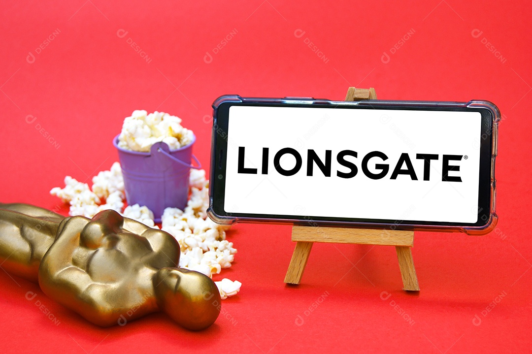 Telefone com logotipo da Lionsgate conceito de premiação cinematográfica