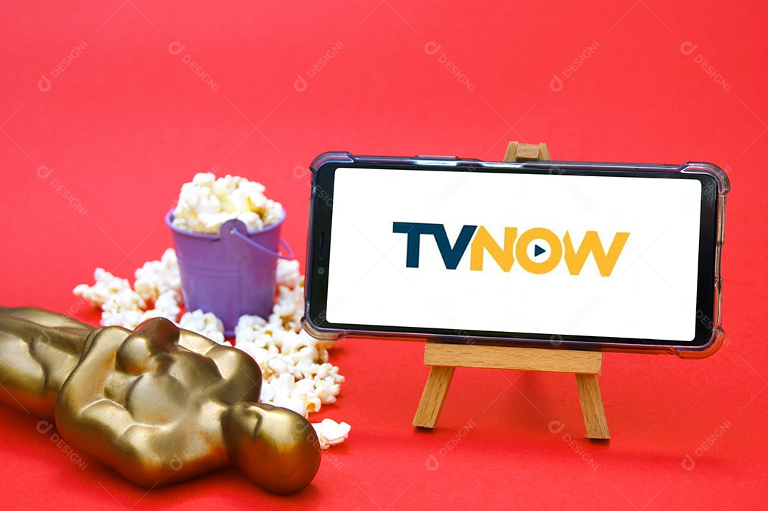 Telefone com logotipo da TVNow conceito de premiação cinematográfica