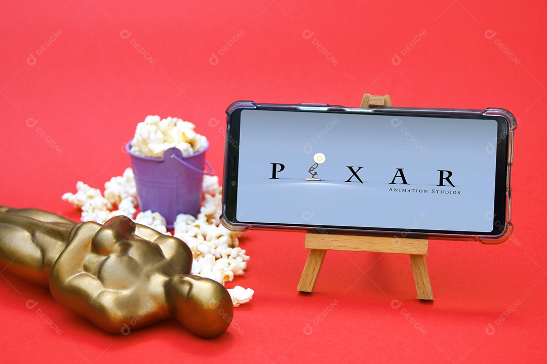 Celular com logotipo Pixar pipoca e troféu conceito de premiação cinematográfica
