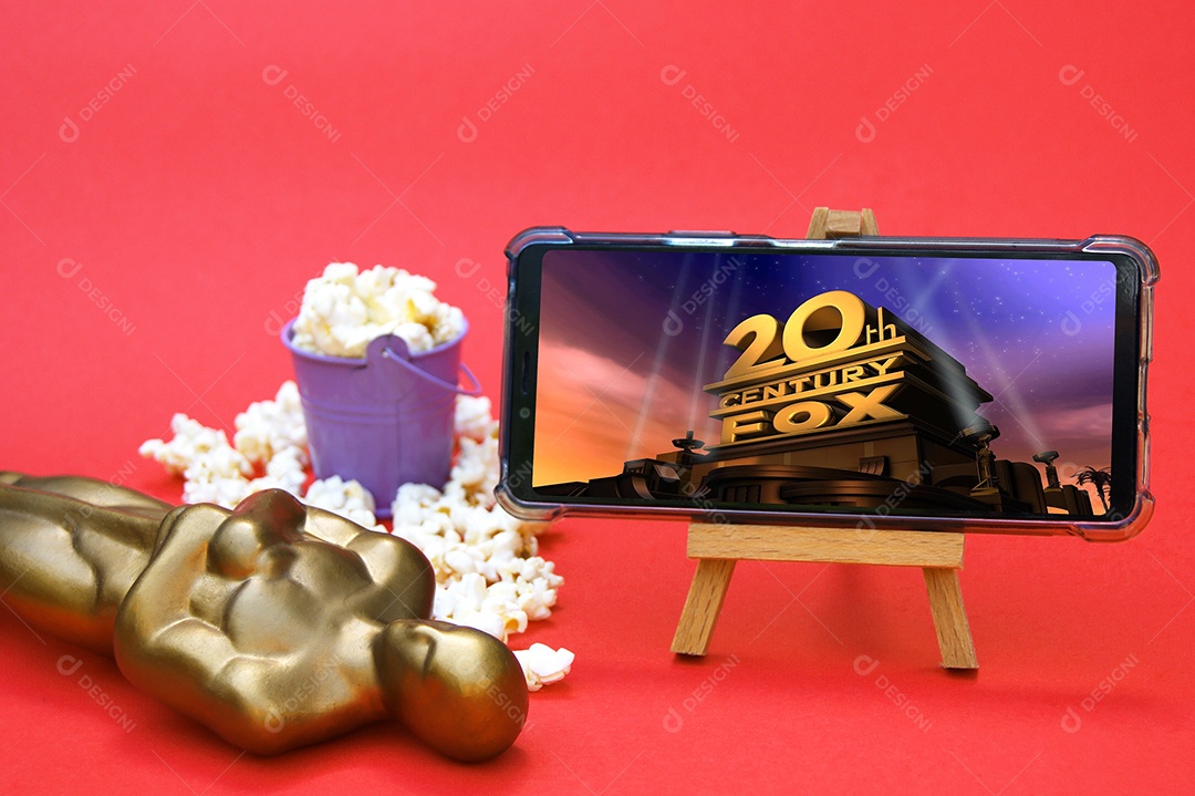 Celular com logotipo Século XX pipoca e troféu conceito de premiação cinematográfica