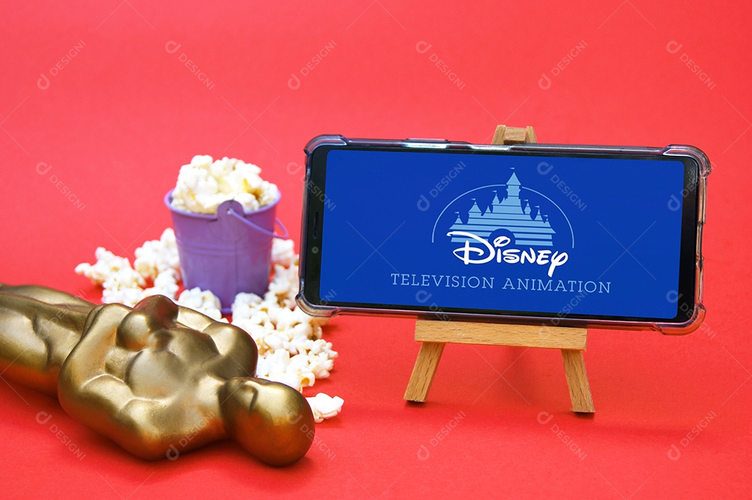 Celular com logotipo Disney pipoca e troféu conceito de premiação cinematográfica