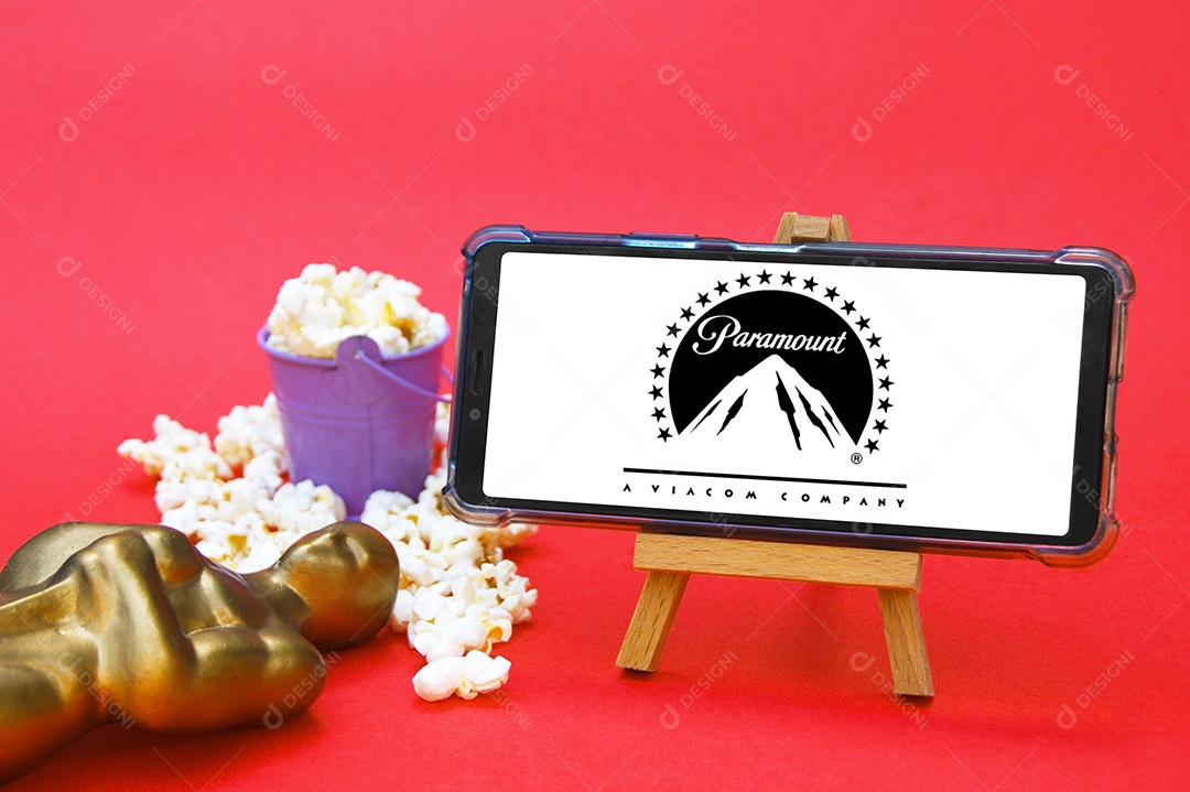Celular com logotipo Paramount pipoca e troféu conceito de premiação