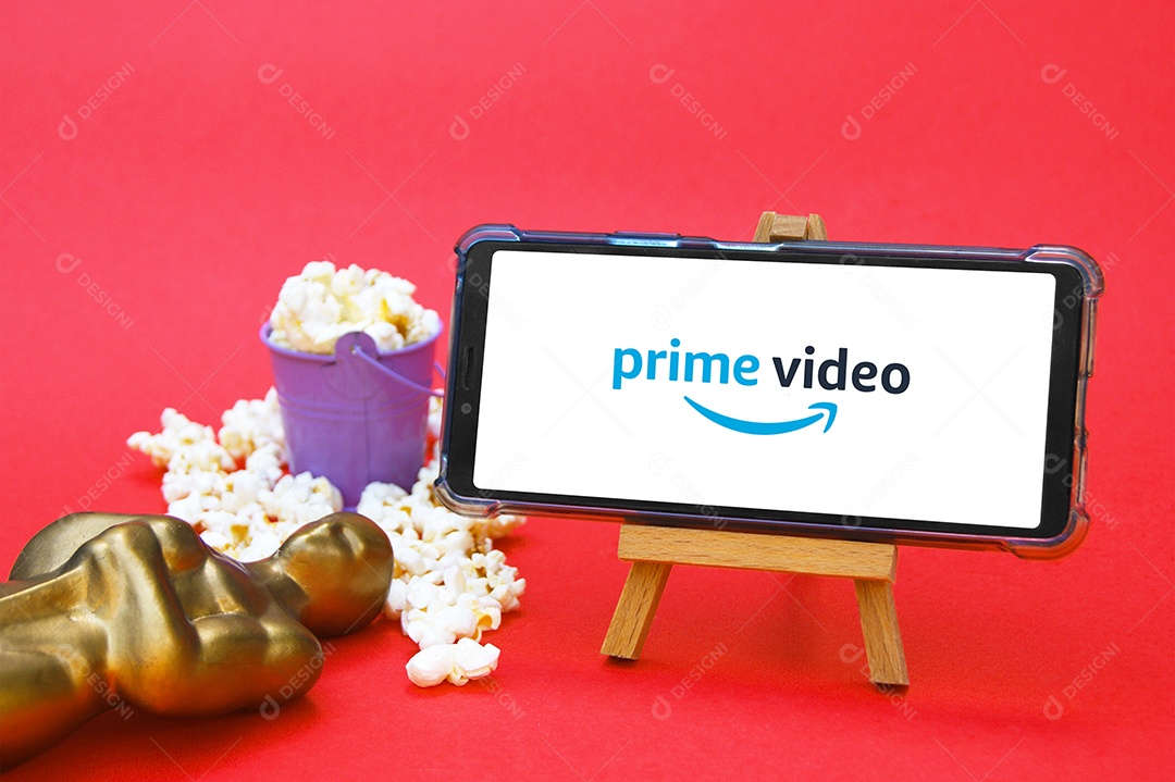 Celular com logotipo PrimeVideo pipoca e troféu conceito de premiação cinematográfica