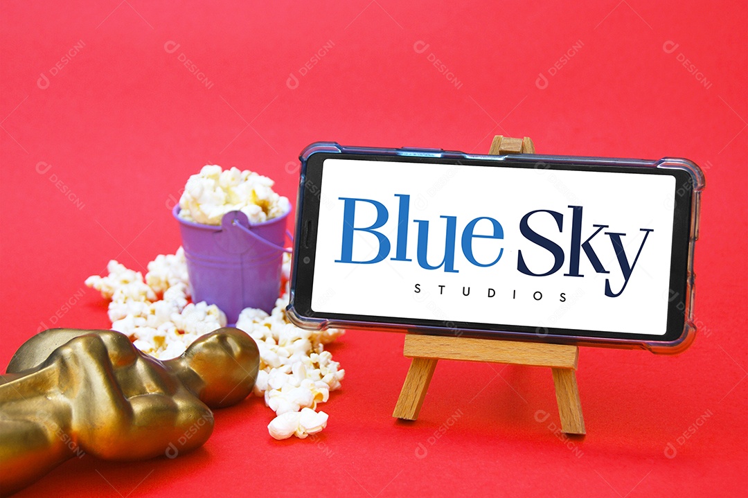 Celular com logotipo BlueSky pipoca e troféu conceito de premiação cinematográfica