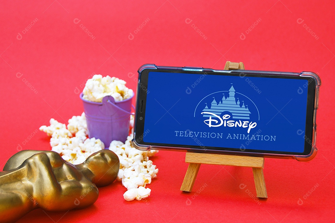 Celular com logotipo do estúdio Disney conceito de premiação cinematográfica