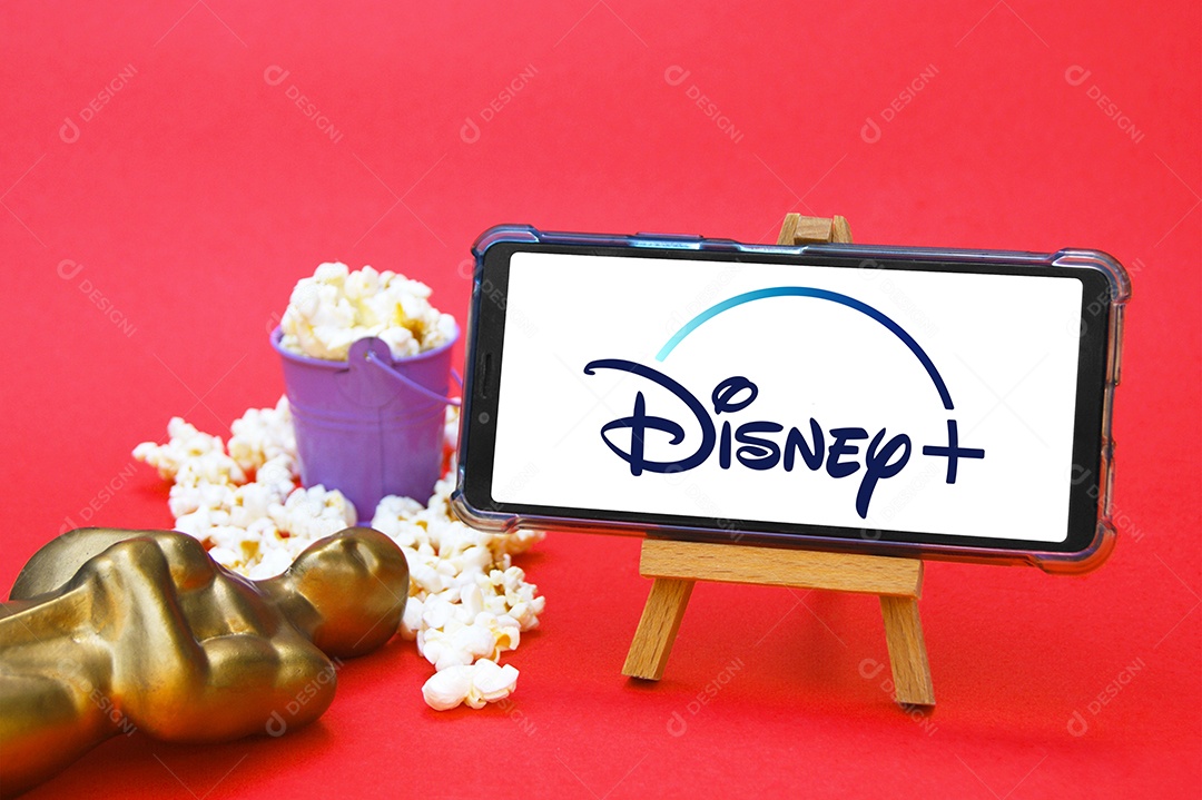 Celular com logotipo Disney pipoca e troféu conceito de premiação cinematográfica