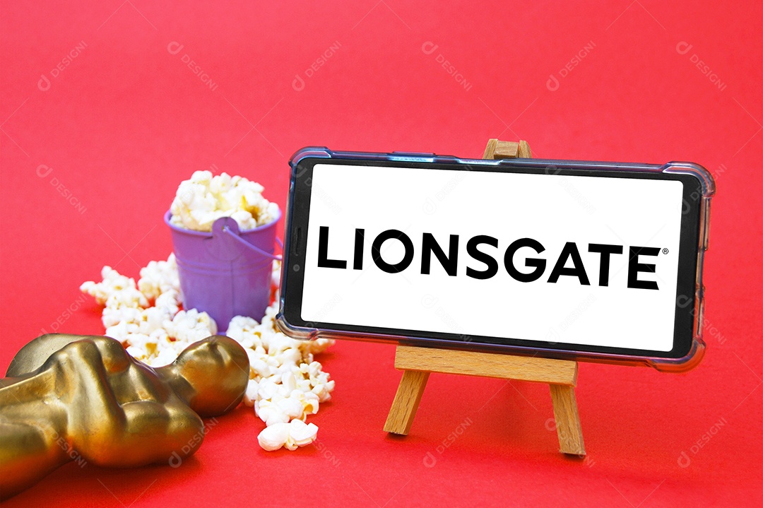 Celular com logotipo Lionsgate pipoca e troféu conceito de premiação cinematográfica