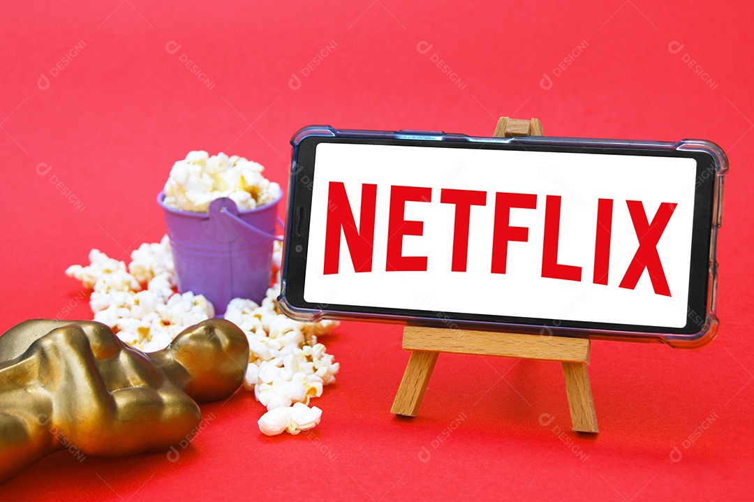 Celular com logotipo netflix pipoca e troféu conceito de premiação cinematográfica