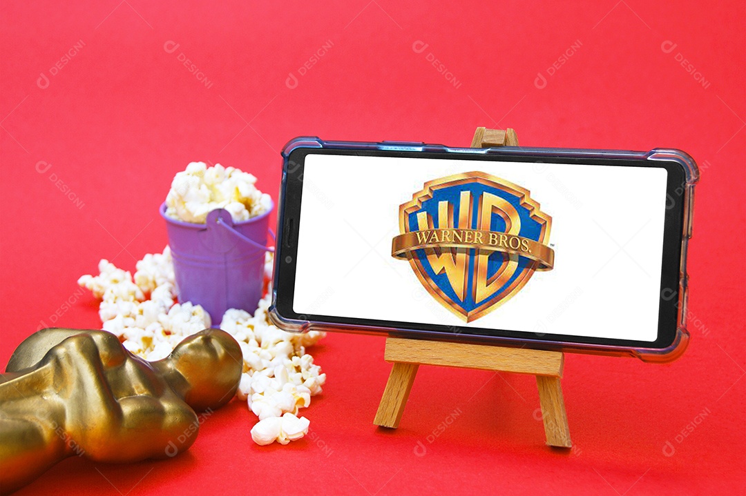 Celular com logotipo do estúdio Warner Bros