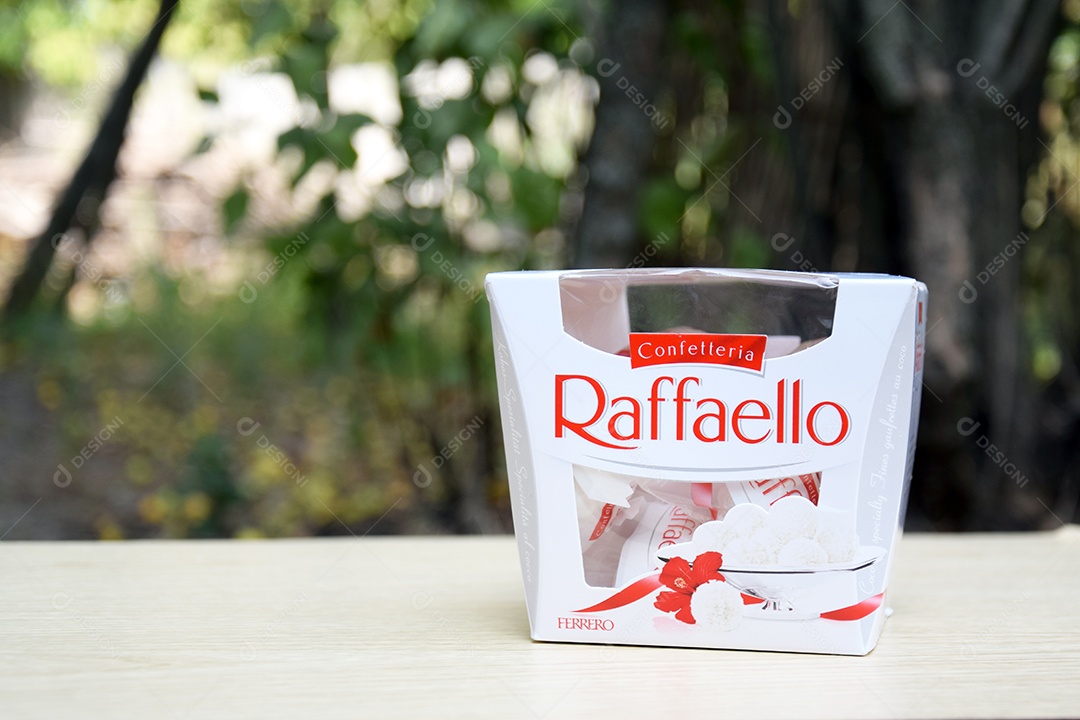 Caixa de bombom raffaello sobre fundo natural