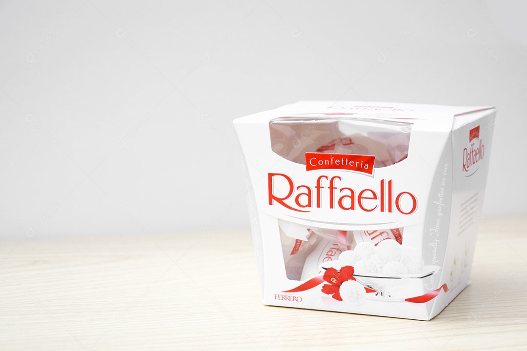 Raffaello sobre uma mesa de madeira clara e fundo branco