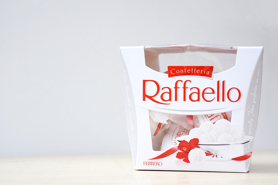 Raffaello sobre uma mesa de madeira clara e fundo branco