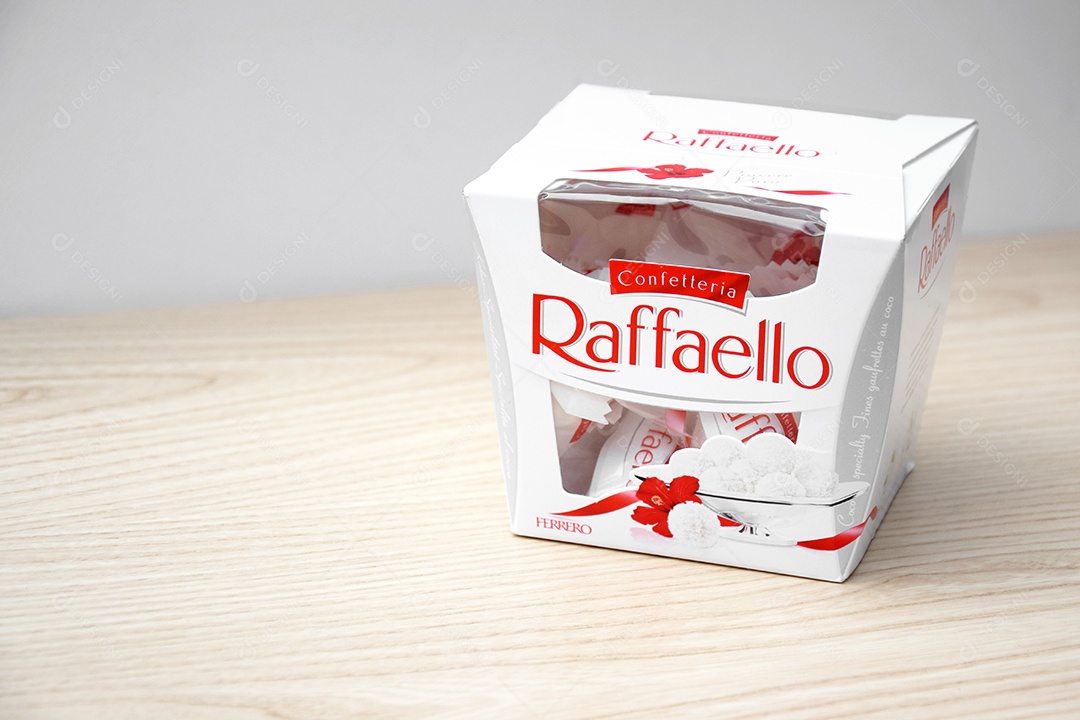 Caixa de Raffaello sobre fundo branco