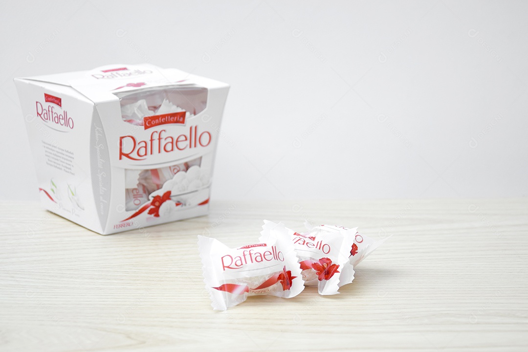 Raffaello bombom delicioso sobre fundo branco