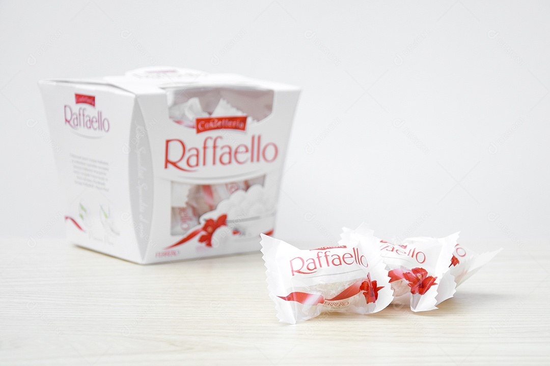 Caixa de bombom Raffaello sobre fundo branco