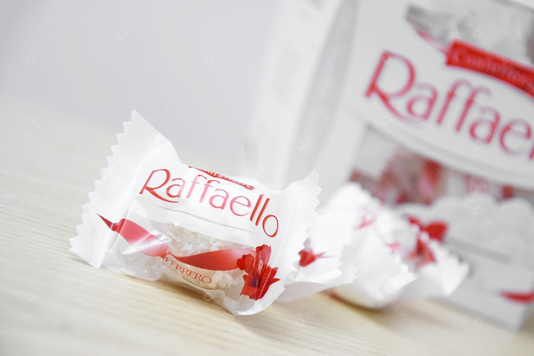 Raffaello bombom delicioso sobre fundo branco