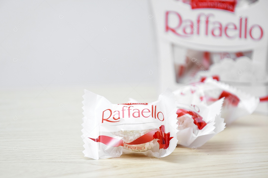 Raffaello sobre uma mesa de madeira clara e fundo branco