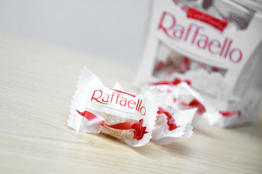 Raffaello sobre uma mesa de madeira clara e fundo branco