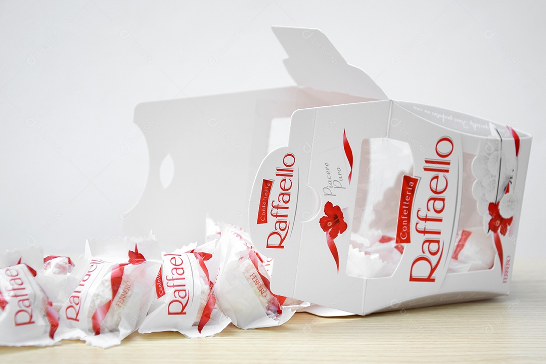 Caixa de Raffaello sobre fundo branco
