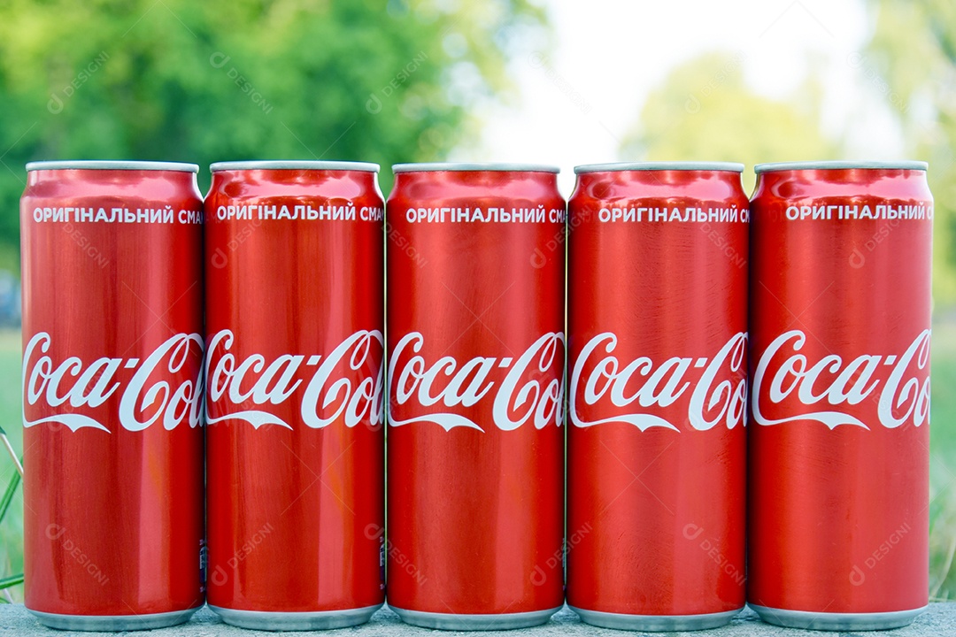 Coca-cola em lata sobre calçada