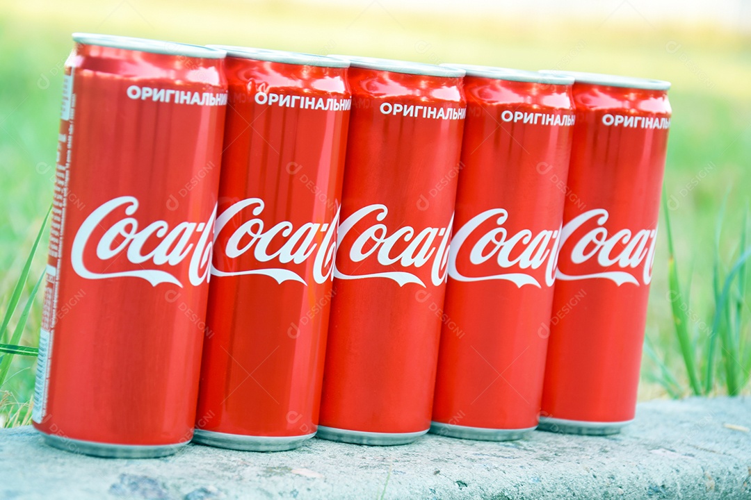 Coca-cola em lata sobre calçada