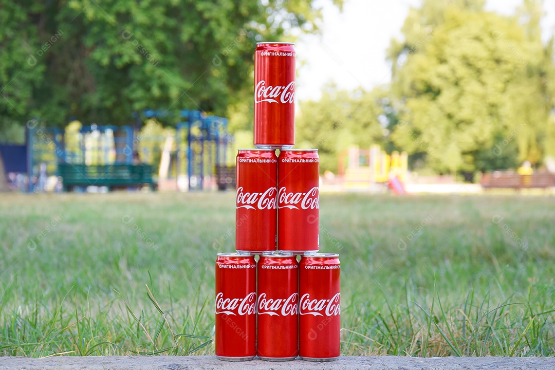 Latas de coca cola palito empilhadas