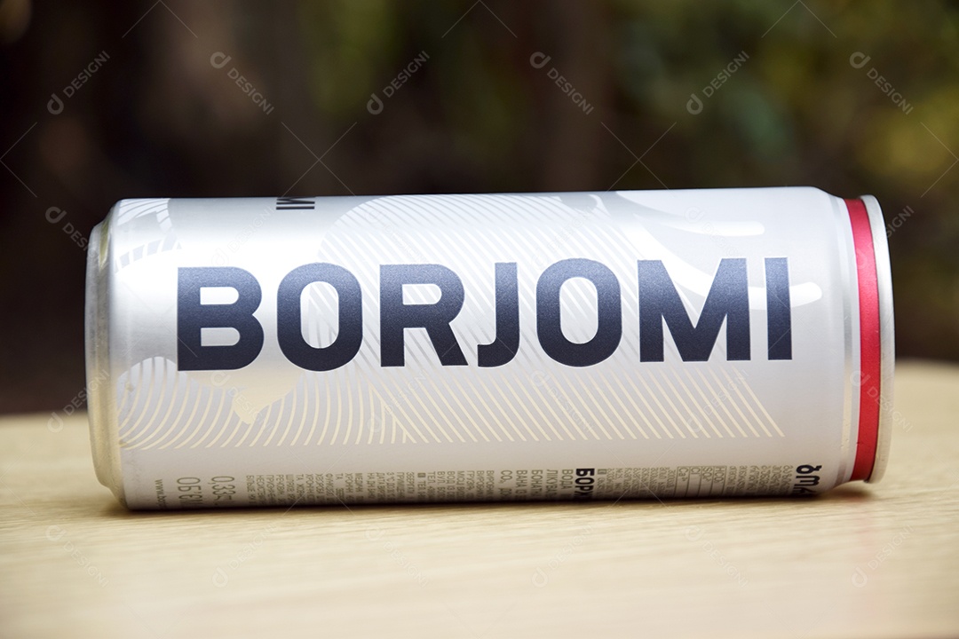 Água mineral em lata