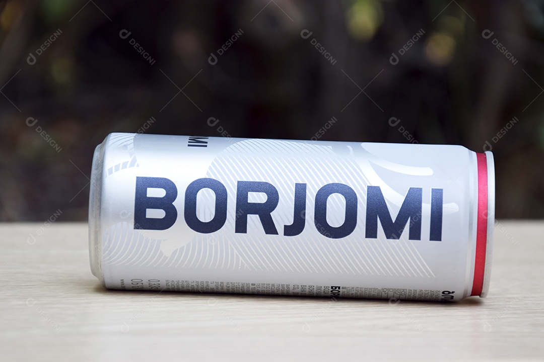 Lata de água mineral georgiana BORJOMI ao ar livre