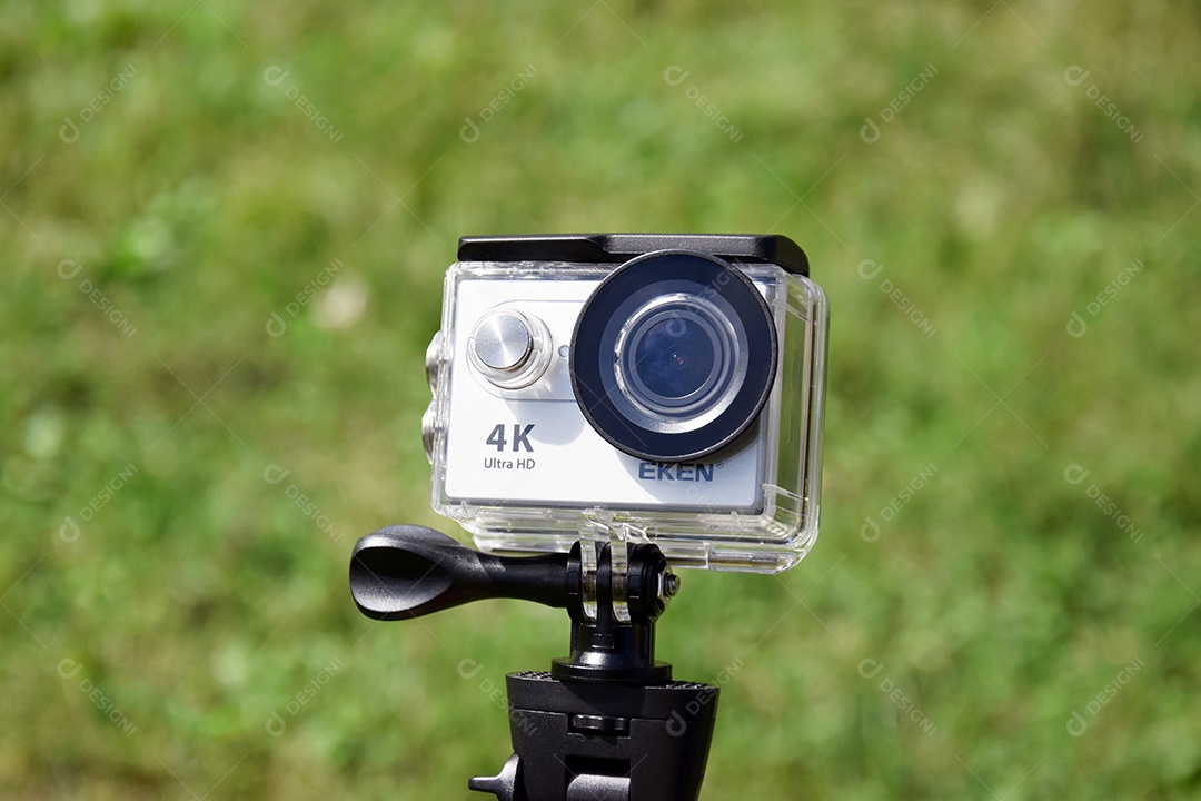 Camera Eken H9 ultra sobre fundo gramado
