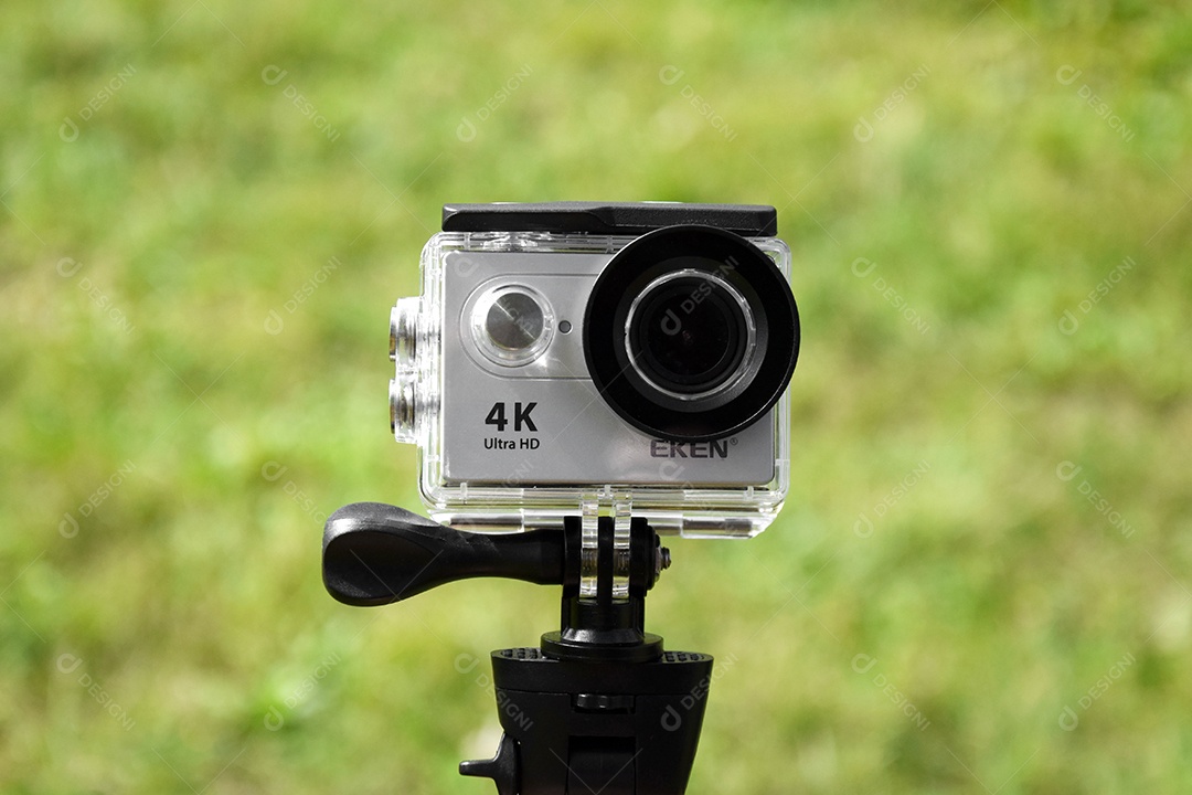 Câmera de ação Eken H9 Ultra HD no fundo da grama