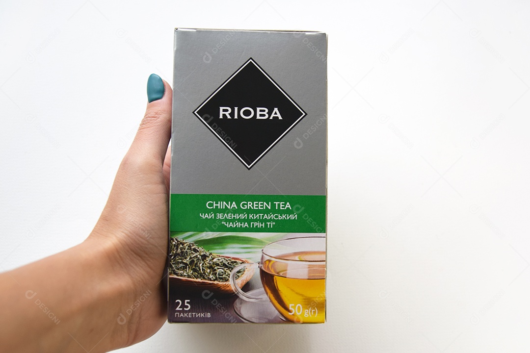 Mão segurando caixa lacrada de Chá de Rioba sobre fundo branco