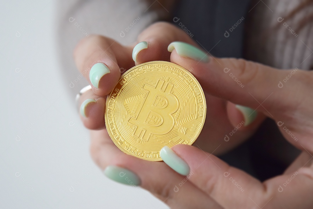 Bitcoin moeda em mão feminina