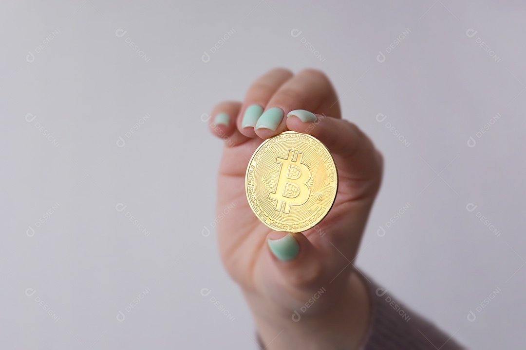 Mão segurando Bitcoin