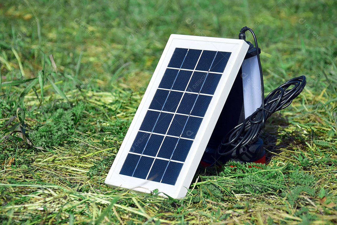 Bateria solar carregando sobre uma grama