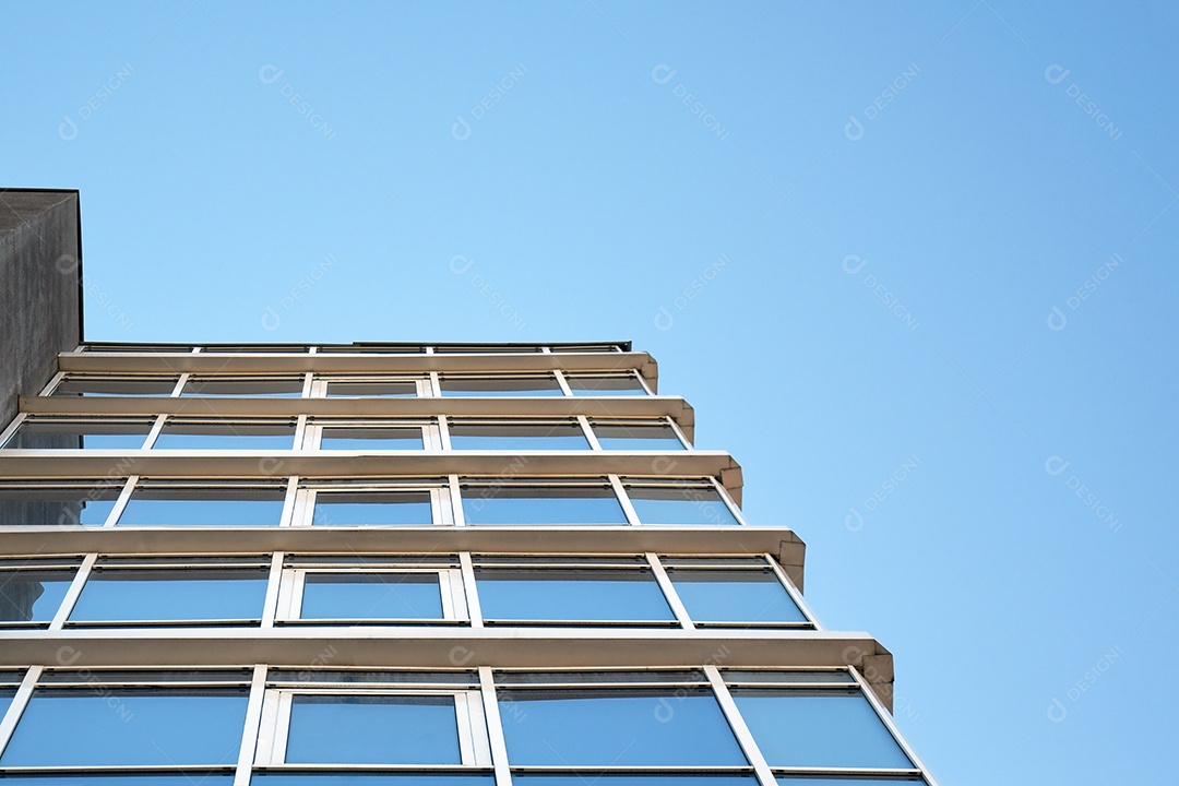 Parte do prédio com janela contra o céu