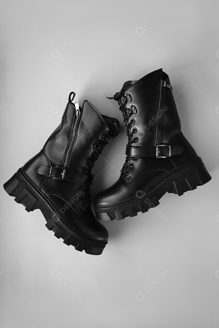 Bota preta de couro sobre fundo cinza