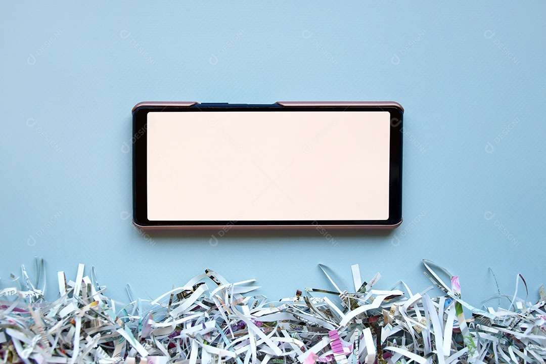 Papel picado e telefone sobre fundo azul claro