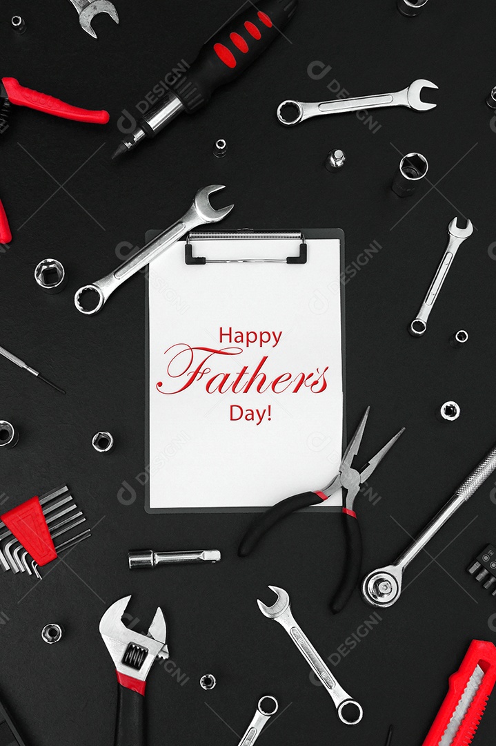 Prancheta escrita feliz dia dos pais e muitas ferramenta conceito de presente