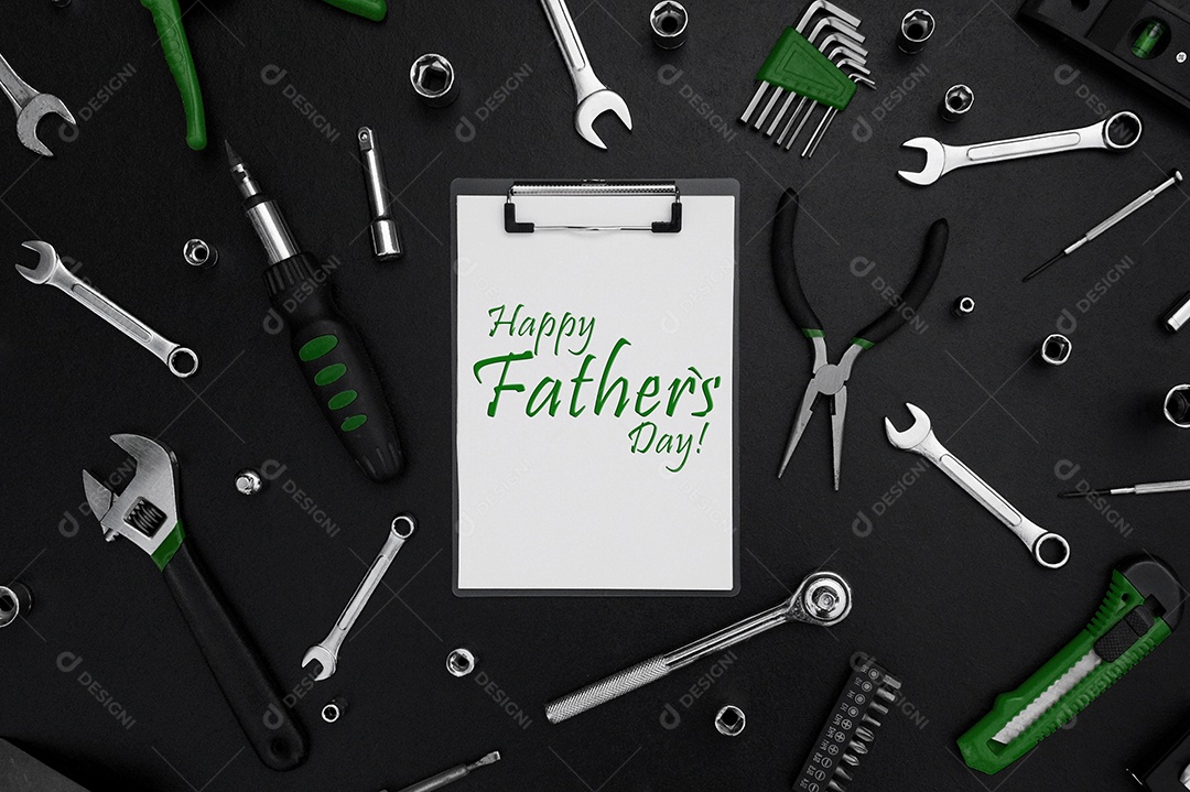 Ferramentas diferentes para reparos em uma mesa preta