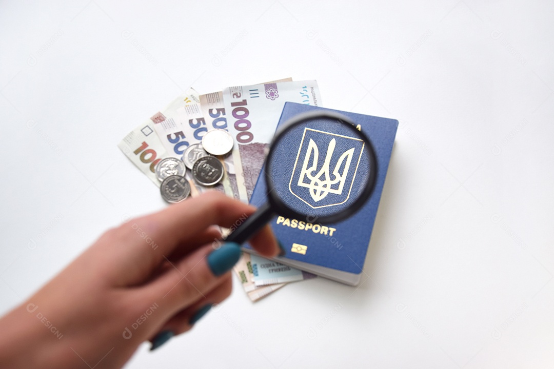 Lupa mostrando símbolo de passaporte com dinheiros hryvnia em baixo