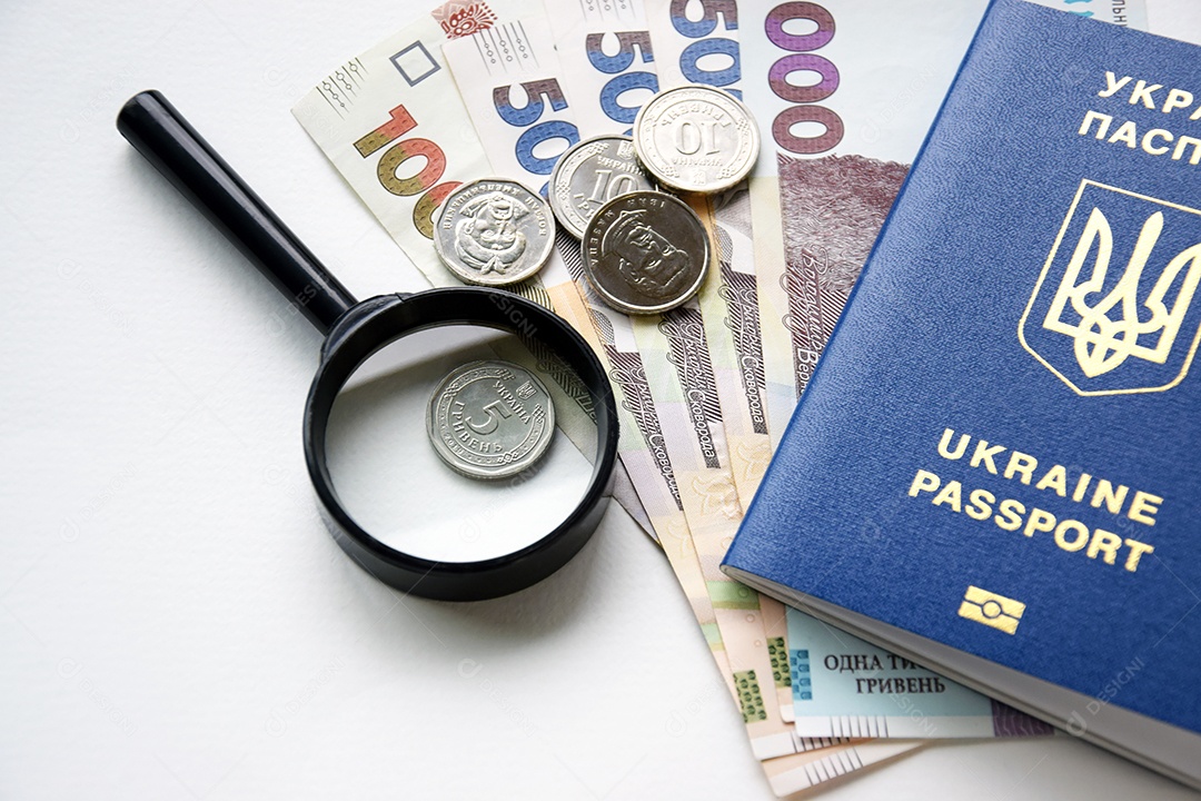 Passaporte lupa e dinheiros hryvnia