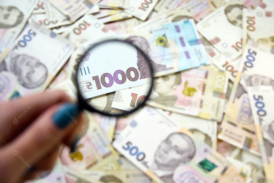 Lupa mostrando numero de notas hryvnia