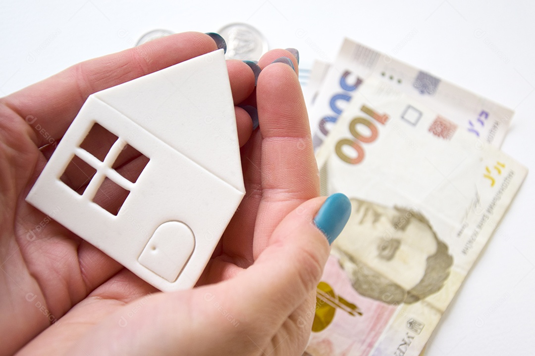 Novas notas hryvnia e uma pequena casa de papel branco