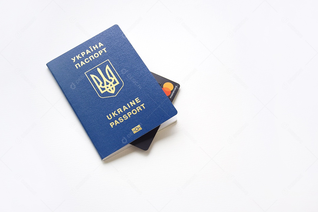 Passaporte e cartão de crédito sobre fundo branco