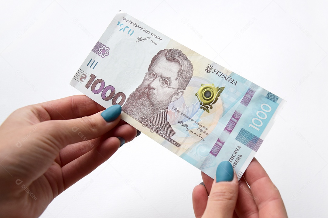 Nota novas de 10000 hryvnia em mãos