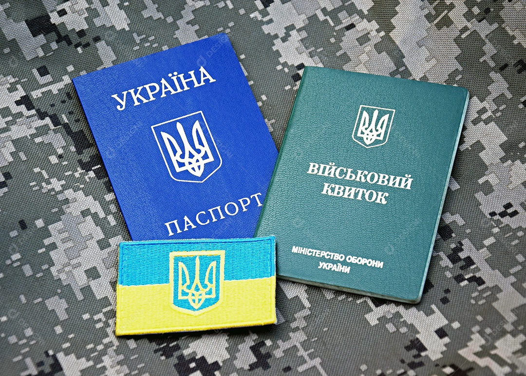 Identificação militar ucraniana no fundo da camuflagem militar cercada por símbolos nacionais