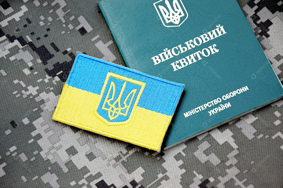 Identificação militar ucraniana sobre fundo de camuflagem militar