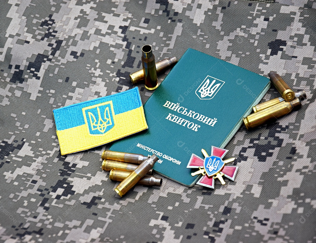 Identificação militar ucraniana sobre fundo de camuflagem militar