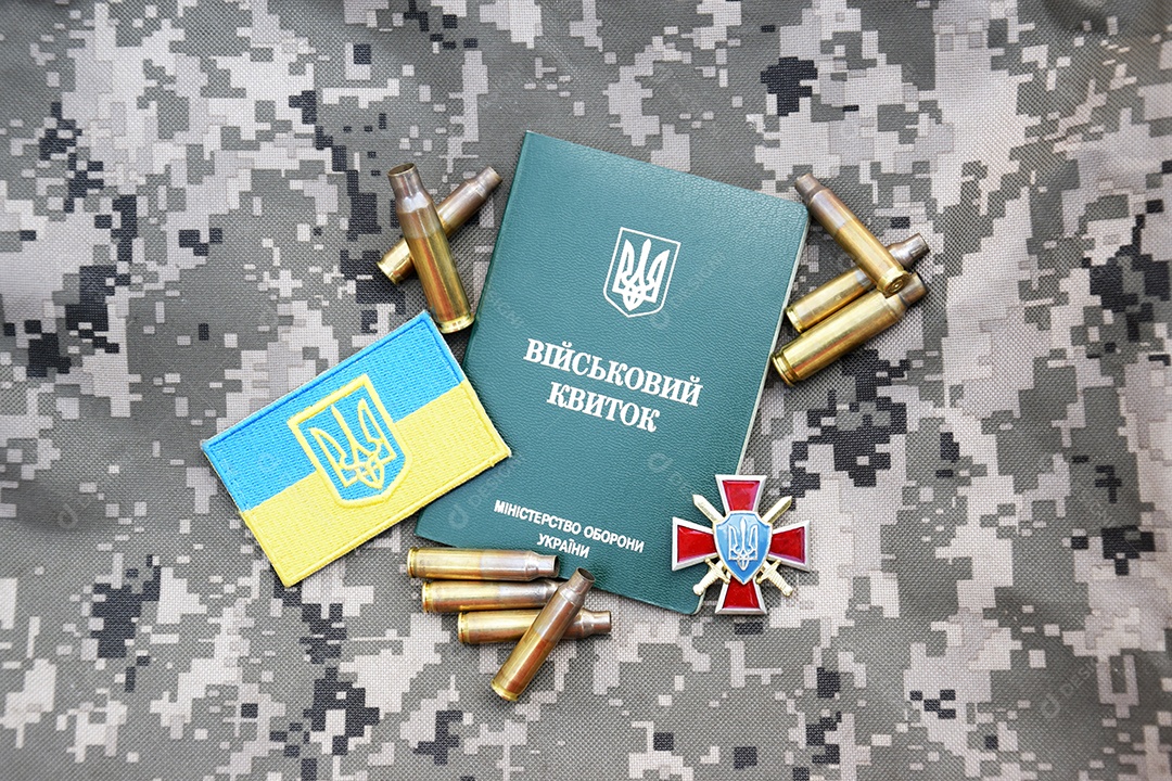 Identificação militar ucraniana no fundo da camuflagem militar e símbolos nacionais