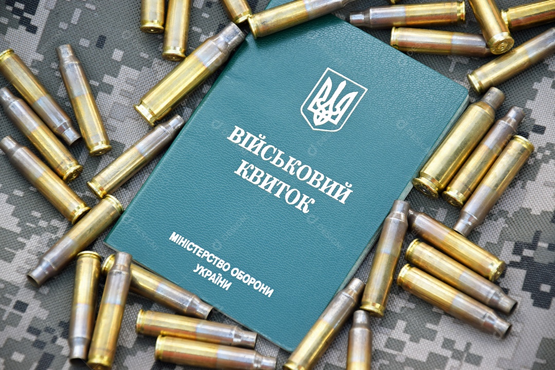 Identificação militar ucraniana sobre fundo de camuflagem militar